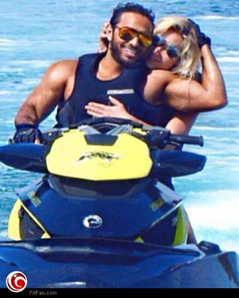 تامر مع إحدى العارضات بالأغنية