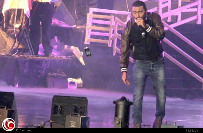 تامر حسني يتلقى الهاتف