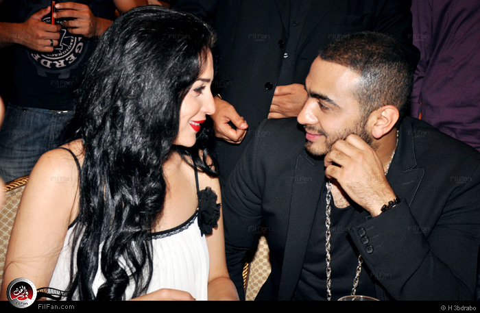 تامر ومي في حديث جانبي أثناء الحفل