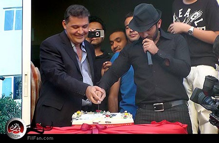 تامر حسني ومحسن جابر أثناء تقطيع تورتة الألبوم الجديد