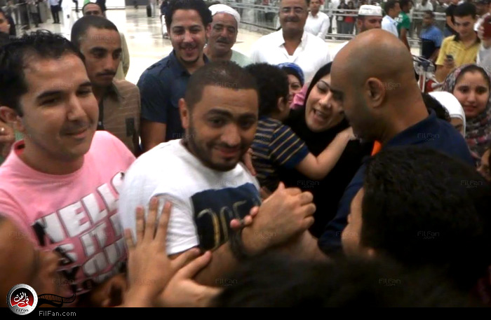 استقبال تامر حسني في مطار قطر