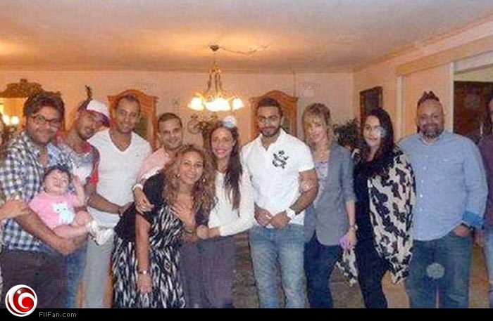 تامر حسني مع زوجته بسمة بوسيل في إفطار راندا حافظ