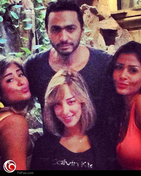 تامر حسني وزوجته مع الشقيقتين التونسيتين ساندي وإيناس علي