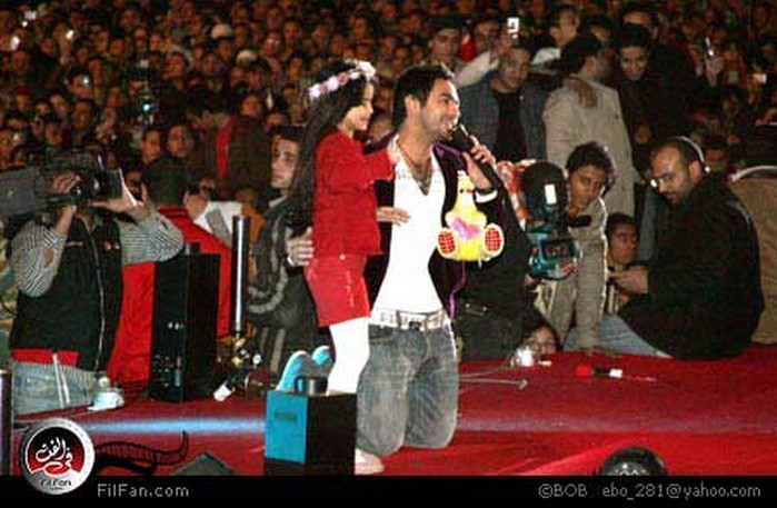 الفنان تامر حسني مع الطفلة منة عرفة على المسرح