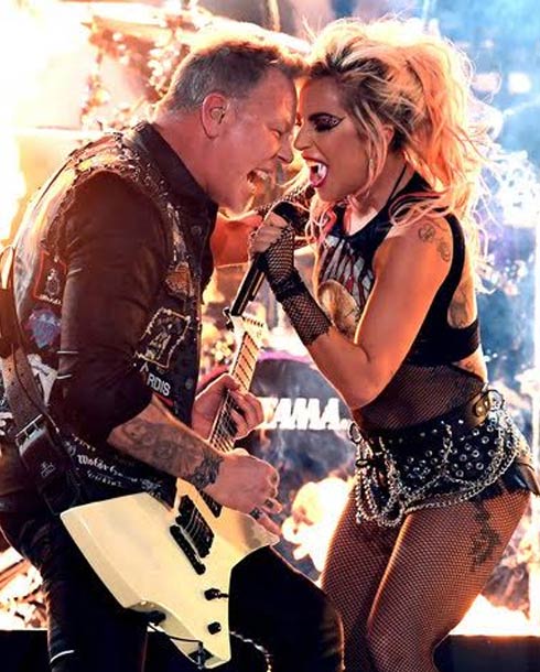 ليدي جاجا مع فريق &quot;ميتاليكا&quot; في حفل &quot;الجرامي&quot; 2017