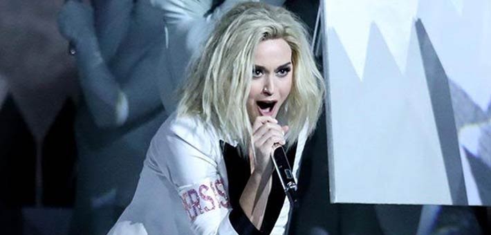 كاتي بيري وشارة ذراعها في حفل &quot;الجرامي&quot; 2017