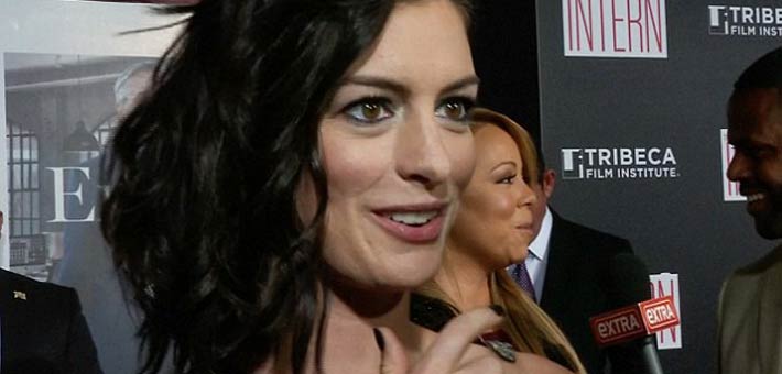 آن هاثاواي مذهولة من وقوف نجمتها المفضلة ماريا كاري خلفها