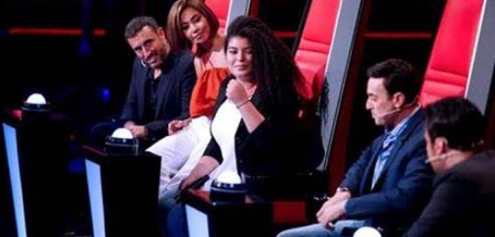 شيرين تخطف سارة بالجلوس على حجرها