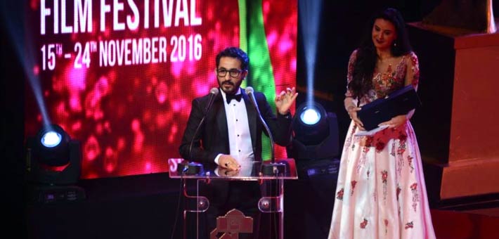 أحمد حلمي يتسلم الجائزة