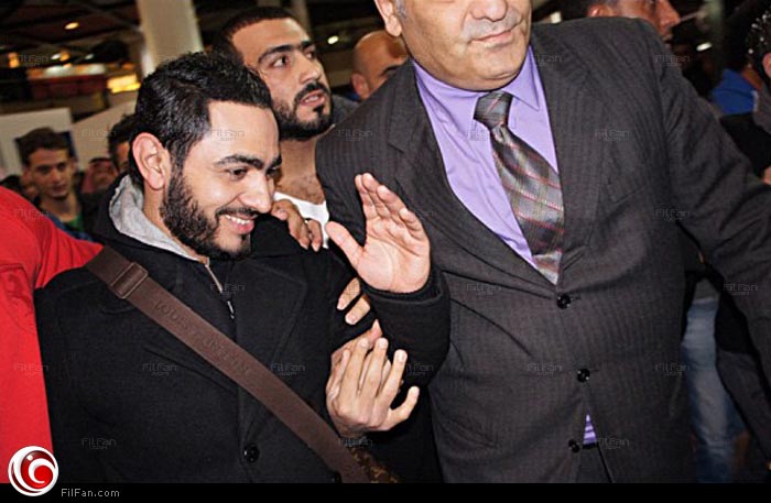 تامر في المطار