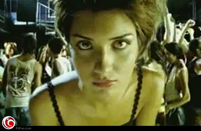 توبا بويوكوستين في لقطة من الفيديو كليب