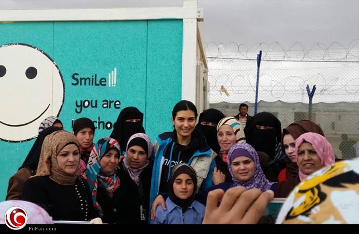 التركية لميس مع الأطفال