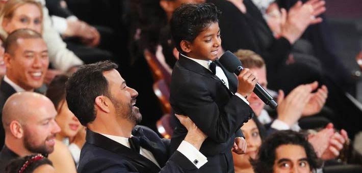 جيمي كيميل يحمل الطفل سوني باور