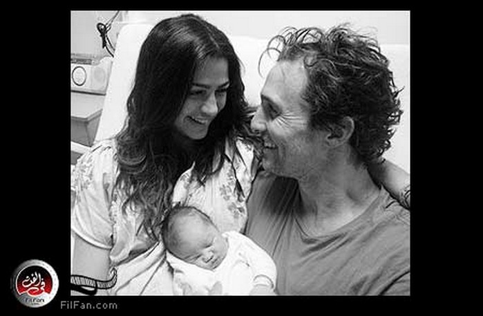 ماثيو ماكونهي وكاميلا ألفيس مع ابنتهما &quot;فيدا&quot;