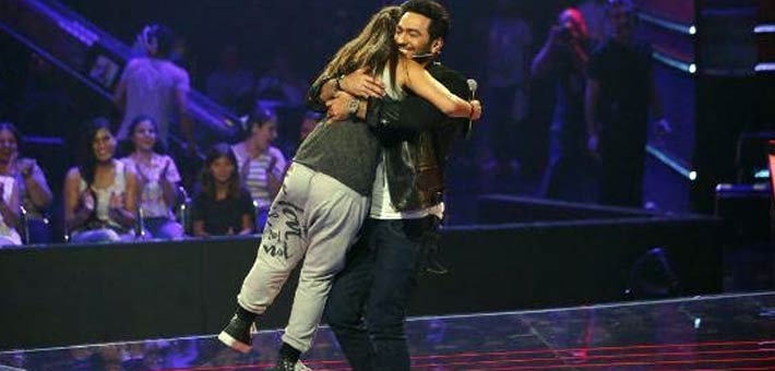 تامر حسني يحضن أصغر معجباته