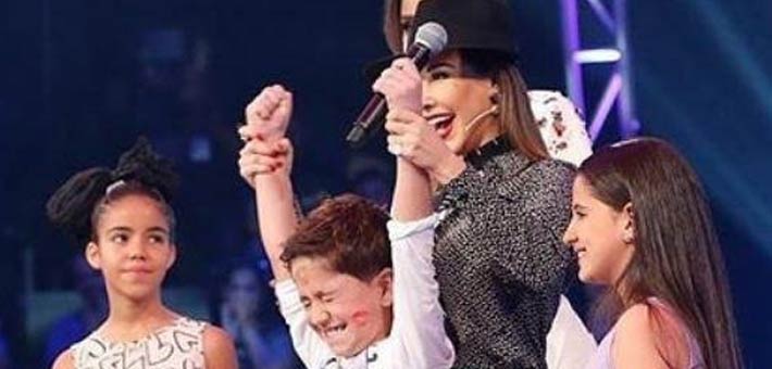 قبلات نانسي مطبوعة على وجه عبد الرحيم