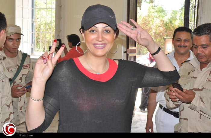 وفاء عامر تلقي التحية العسكرية بعد انتخابها السيسي