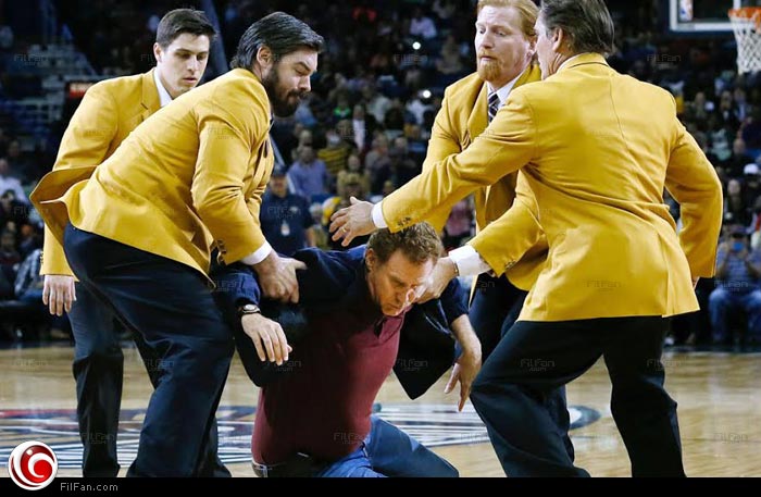 الأمن يخرج ويل فاريل من الملعب