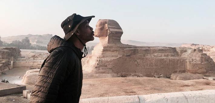 ويل سميث يقبل أبو الهول