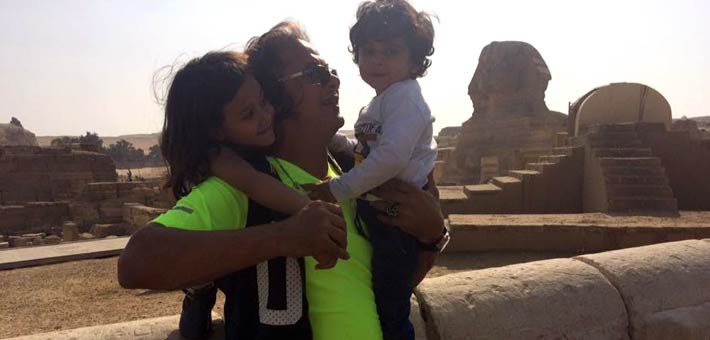 وائل نور وأبنائه