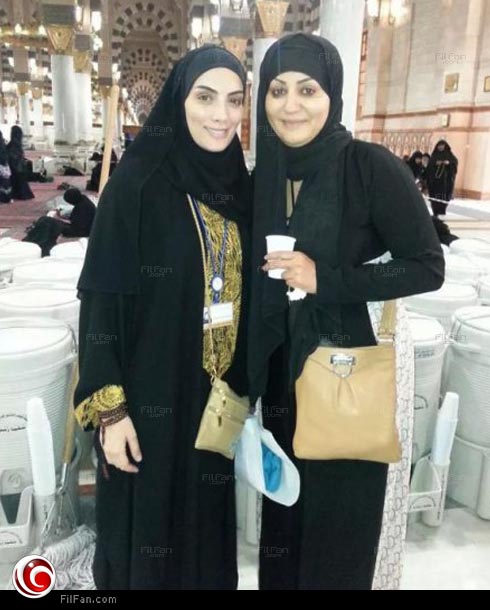 وفاءعامر مع حورية فرغلي خلال أدائهما لفريضة الحج