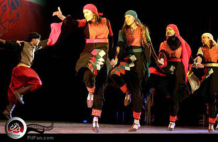 إحدى اللوحات الراقصة لفرقة &quot;وشاح للرقص الشعبي&quot;