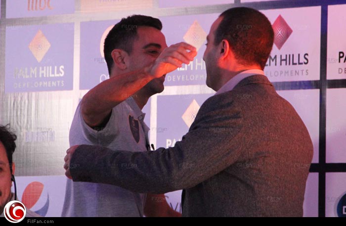 أحمد السقا يعانق شابي هيرناندز في المؤتمر الصحفي