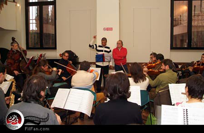 الموسيقار ياسر عبد الرحمن  في بروفة مع الأوركسترا الإيطالي وبجواره المايسترو ايزو مونتي