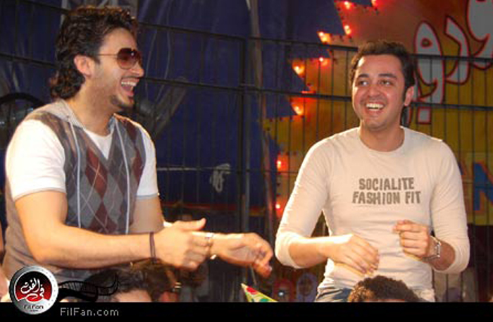 إيساف وحاتم على أكتاف المعجبين