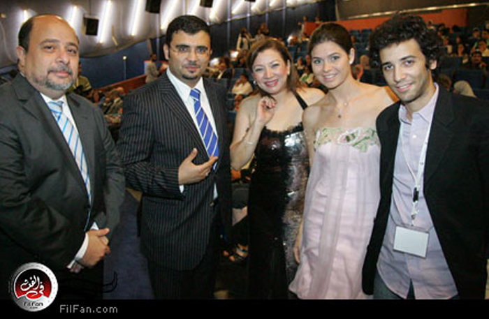 أبطال الفيلم مع خالد شوكت رئيس المهرجان