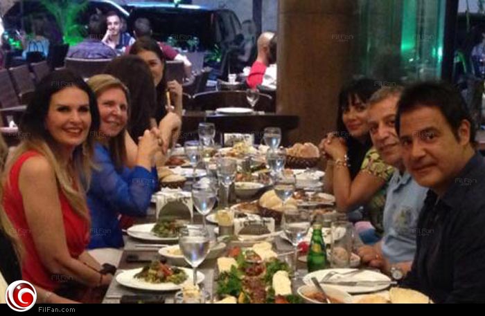 يسرا وعاصي على الطاولة سويا