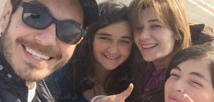 أحمد زاهر مع عائلته