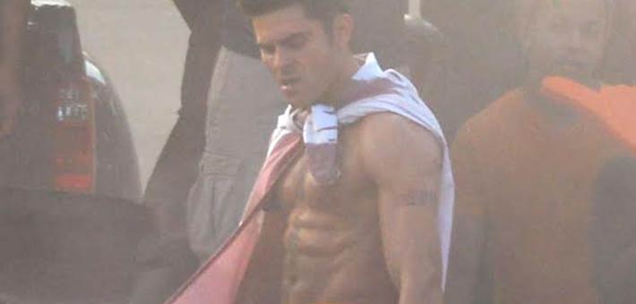 زاك إيفرون يستعرض عضلاته