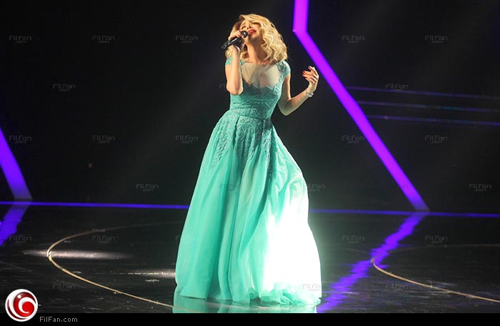 الفنانة نوال الزغبي على مسرح مذيع العرب