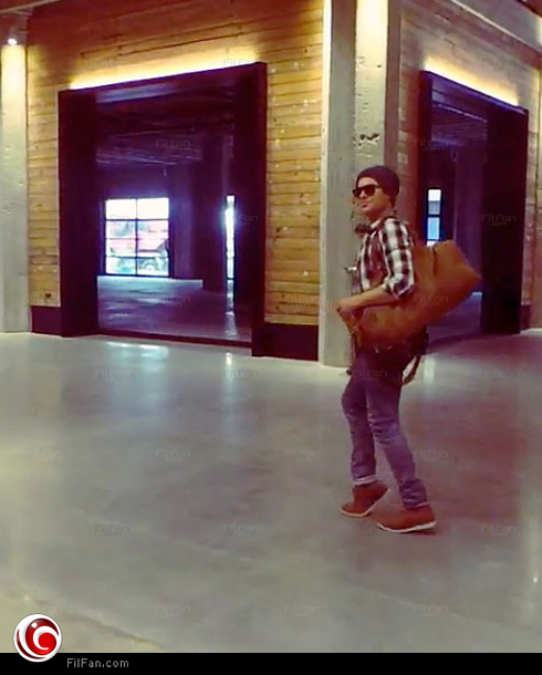 زاك إفرون يقلد حركة مايكل جاكسون الشهيرة