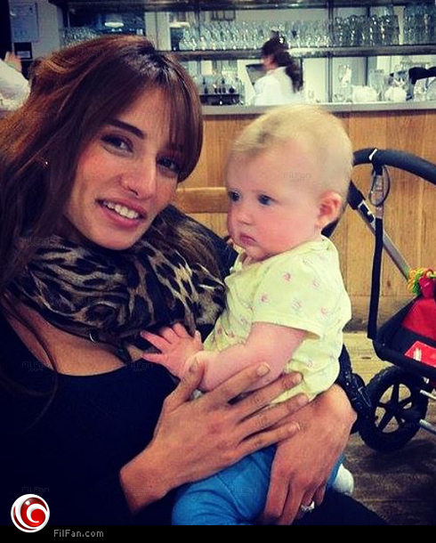 هل نشرت زينة صورة لأحد توأمها؟