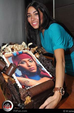 زيزي تحتفل بالتوقيع لـ&quot;لوتس ميوزيك&quot;