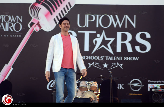 عز لحظة ظهورة على المسرح