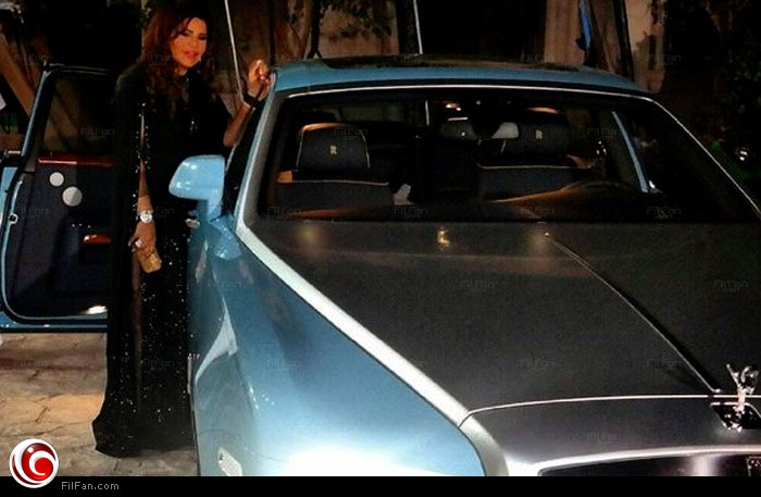 أحلام تستعرض سيارتها الفارهة الجديدة