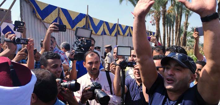 أحمد السقا لحظة استقباله من أهالي قرية النخيلة