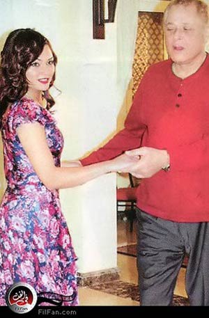 محمود عبد العزيز أثناء بروفة أحد المشاهد بالفيلم