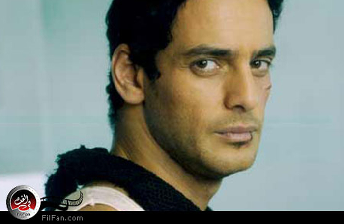 خالد أبو النجا في مشهد من فيلم &quot;واجب وطني&quot;