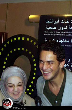 خالد أبو النجا مع والدته - تصوير : محمد ممدوح