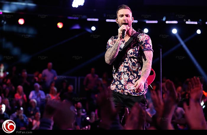 معجبة تهاجم آدم ليفين أثناء الغناء