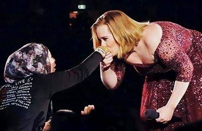 أديل تقبّل يد الفتاة المحجبة في الحفل