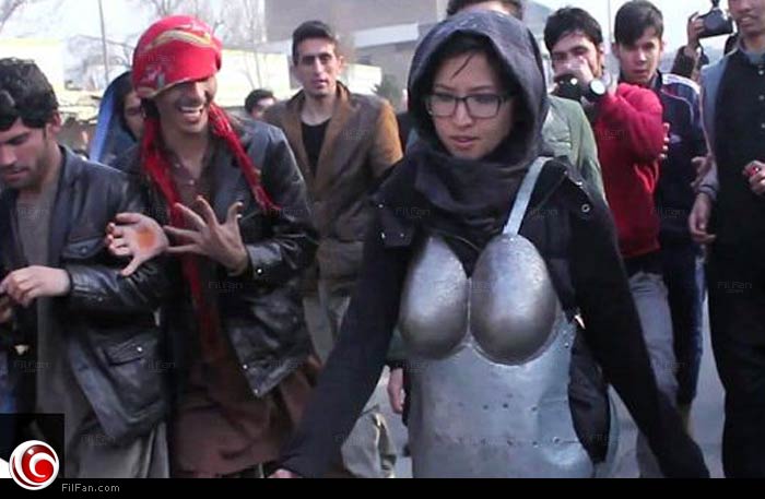 كوبرا خادمي بدرعها الحديدي المضاد للتحرش الجنسي