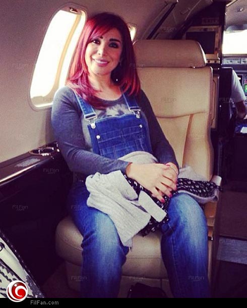 إلين خلف بالطائرة