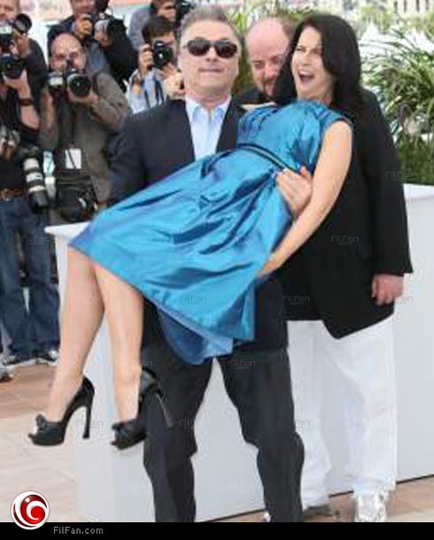 أليك بالدوين يحمل زوجته أمام مصوري مهرجان &quot;كان&quot; 