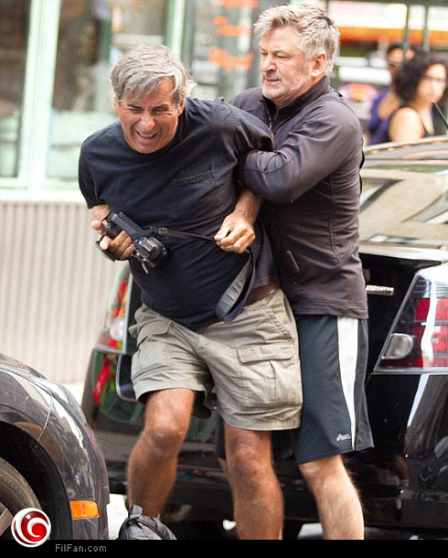 أليك بولدوين يتعدى على المصور