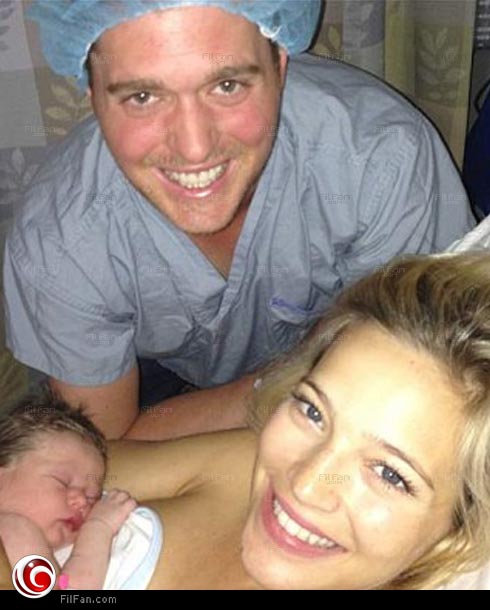 مايكل بوبليه وزوجته سعيدان بمولودهما الأول